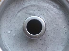 倒入模具中，摔两下震出气泡。烤箱提前预热好190度