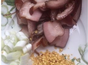 腊肉切片，保证口感，不需要太薄，两毫米左右的片，准备辣椒，或者辣椒籽，葱花
