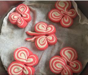 锅放点热水，放入蝴蝶馒头，盖上锅盖20分钟，二次发酵。