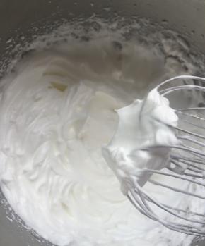  蛋3个蛋白加糖，打至干性发泡，提起蛋头有尖角