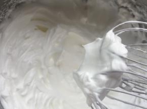  蛋3个蛋白加糖，打至干性发泡，提起蛋头有尖角