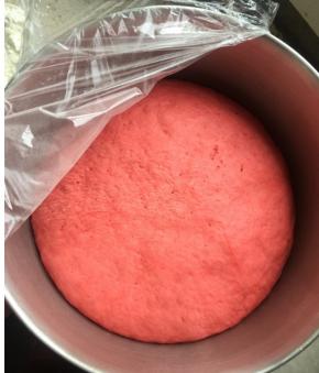 温暖处发酵至两倍大，取出揉面排气，每个颜色分成两个面团。醒面。