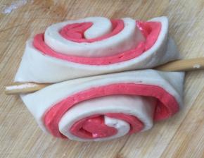 筷子沾油，用力中间一压…也是一个馒头造型。