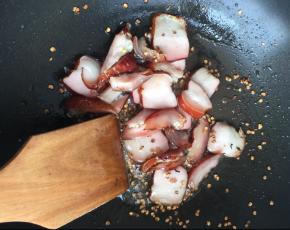 放入腊肉，继续大火翻炒