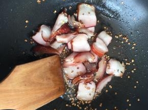 放入腊肉，继续大火翻炒