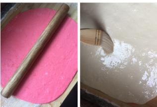 取一个红色面团，擀至长方形大片，另外一个白色面团也擀至同等大小。