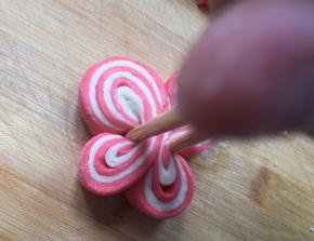 筷子夹五分之三处，不要夹断。