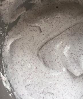 再倒回蛋白糊中，切拌手法，搅拌均匀。