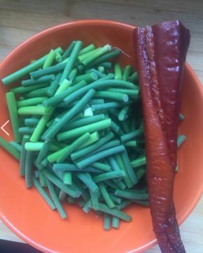 蒜苔洗干净，切段