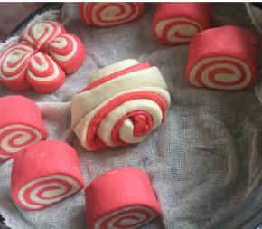 二次发酵结束后，开中火，水开后，蒸15分钟。关火后过5分钟揭开锅盖。这样避免表面不光滑。