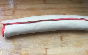 另外的面团，做一个白色在底的卷，切5厘米左右的段。