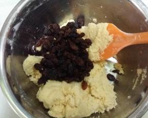 将葡萄干倒入步骤3中，翻拌均匀；