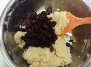 将葡萄干倒入步骤3中，翻拌均匀；