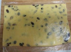 用擀面杖擀成厚约1CM的厚片