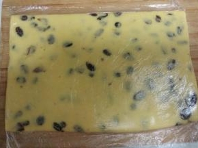 用擀面杖擀成厚约1CM的厚片