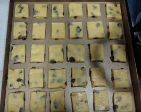 切块，刷两遍蛋黄液。烤箱预热180度，中层，烤20分钟。烤箱的温度和时间根据自已的烤箱来定，别照搬我的哦。