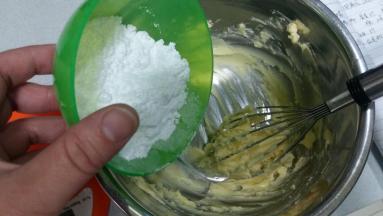 黄油室温软化，糖和奶粉混合均匀，分次加入到黄油中，打发至黄油颜色变浅；