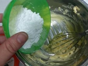黄油室温软化，糖和奶粉混合均匀，分次加入到黄油中，打发至黄油颜色变浅；
