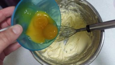 蛋黄分三次中入到黄油，每次搅打均匀后再加入剩余的蛋黄；黄油最后打发至体积变大；