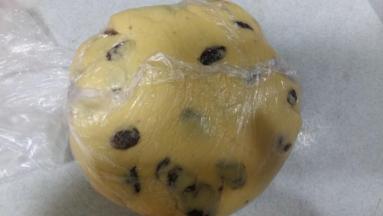 拌好的面团套入保鲜袋中