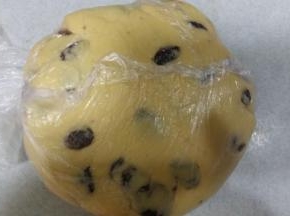 拌好的面团套入保鲜袋中