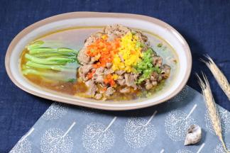 最后撒上青椒红椒粒，黄灯笼粒，淋油即可