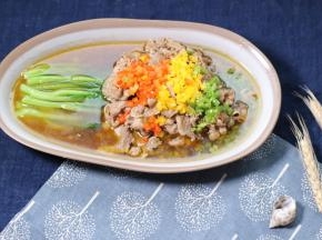最后撒上青椒红椒粒，黄灯笼粒，淋油即可