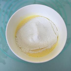 筛入低粉，用蛋抽搅打至无干粉。