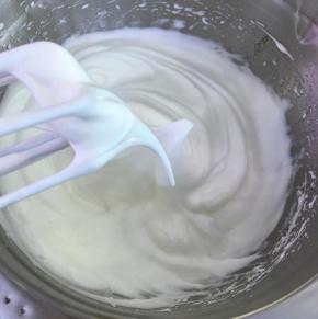 蛋白中加入几滴柠檬汁或白醋，加入细砂糖，用电动打蛋器低速打发至湿性发泡（即提起打蛋器有直立的小弯钩）。