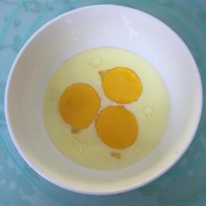 玉米油和纯牛奶混合，加入蛋黄，用蛋抽搅打均匀。