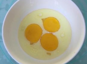 玉米油和纯牛奶混合，加入蛋黄，用蛋抽搅打均匀。