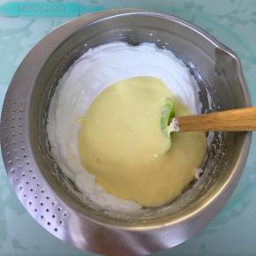 将翻拌好的蛋糕糊倒入到剩余的蛋白霜中，用刮刀翻拌均匀。