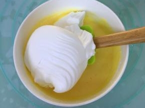 取三分之一的蛋白霜到蛋黄糊里，翻拌均匀。