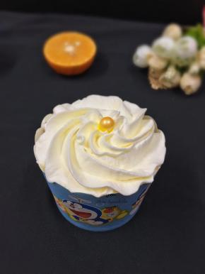 在纸杯蛋糕上挤自己喜欢的花式，再用糖珠装饰一下即可。