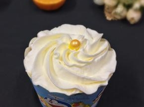 在纸杯蛋糕上挤自己喜欢的花式，再用糖珠装饰一下即可。