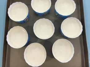 将拌好的蛋糕糊装入裱花袋中，分装入纸杯中，8分满，再稍微震几下，震出大气泡。