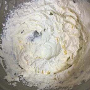 淡奶油加入糖粉，低速打至8分发，用刮刀拌匀。