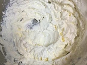 淡奶油加入糖粉，低速打至8分发，用刮刀拌匀。