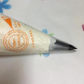 打发好的奶油装入裱花袋中 ，用的1M裱花嘴。