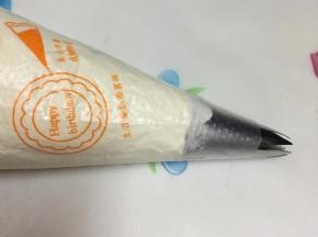 打发好的奶油装入裱花袋中 ，用的1M裱花嘴。