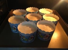 送入事先预热好的烤箱中层，上下火150度，30分钟。