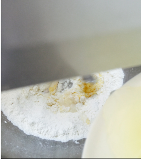 所有食材混合，盐和糖不要直接接触酵母，牛奶缓慢倒入，和面，揉出糙膜，加入软化黄油，继续揉面，揉出手套膜后，发酵至两倍大小