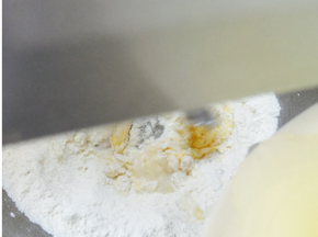 所有食材混合，盐和糖不要直接接触酵母，牛奶缓慢倒入，和面，揉出糙膜，加入软化黄油，继续揉面，揉出手套膜后，发酵至两倍大小
