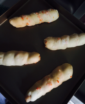 表面刷蛋液，预热好烤箱，175度，20分钟，表面上色后盖锡纸