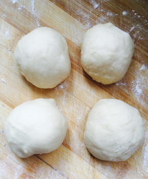 面团排气，分成4个小面团，盖保鲜膜醒面15分钟