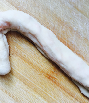 卷起来，成长条，面团有弹性，可以抻一抻