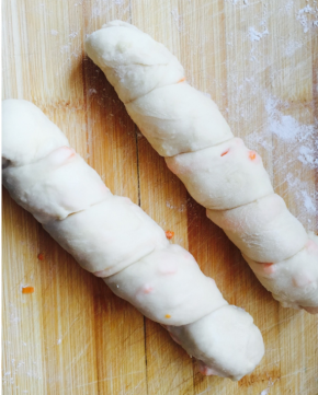 卷火腿肠上，继续第二次发酵，圆滚滚的就可以啦