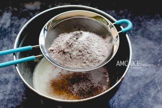 筛入混合的粉状物，用刮刀翻拌均匀