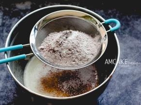 筛入混合的粉状物，用刮刀翻拌均匀