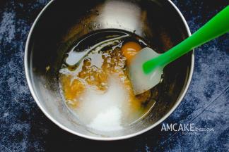 香蕉碾成泥后，倒入盆中，加入鸡蛋，砂糖，植物油，力娇酒，用蛋抽搅拌均匀。